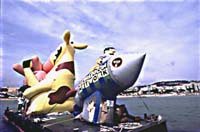Le personnage gonflable de Cartoon Network,  flot dans la baie de Cannes, a donn le ton.  Photo et  Scott Ingalls.#
