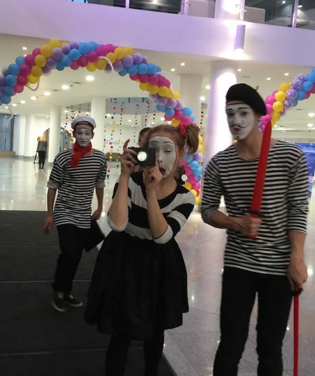 Mimes greeting us at the closing ceremony