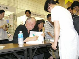 Richard Williams signs his book The Animators Survival Kit, which was recently published in Japanese.