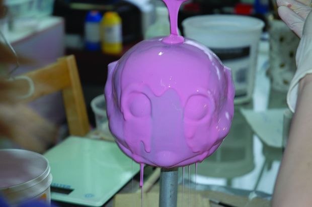 [Figure 3.70] Drizzling silicone onto the head slowly to continue covering it.