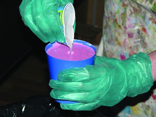 [Figure 3.79] The mixed plastic is poured into the mold.