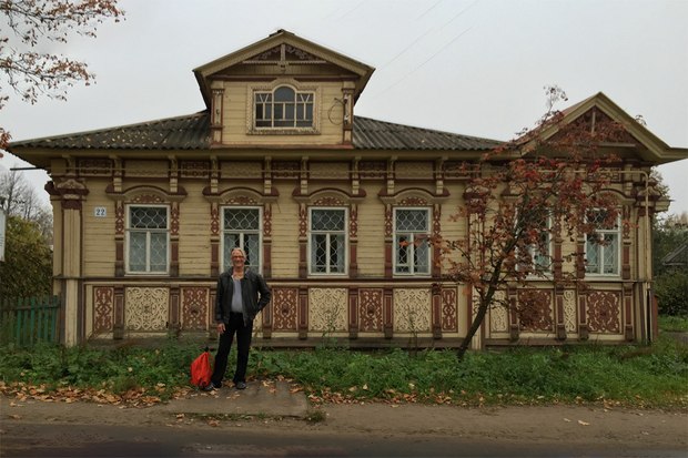 Nik in front of a house in Myshkin