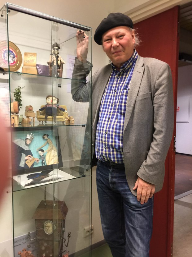 Gunnar Strøm showing one of the Volda University College's showcases