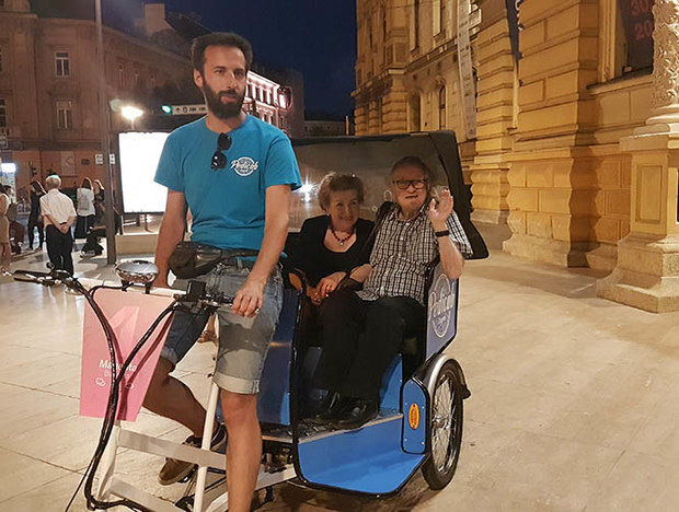 Vesna and Bordo Dovniković traveling to the theatre in a pedicab.