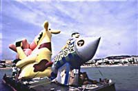 Le personnage gonflable de Cartoon Network, à flot dans la baie de Cannes, a donné le ton. Photo et © Scott Ingalls.