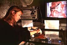Sam Moore using a multi-plane for her oil-on-glass film Glasgow Kiss, during her residency July-September 1995. © MOMI.